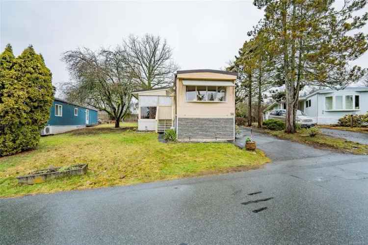 Beautifully Renovated Mobile Home with Modern Amenities and Spacious Workshop