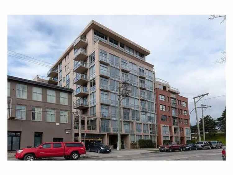 2 Bed 2 Bath Condo Near Skytrain  Open Plan Large Deck