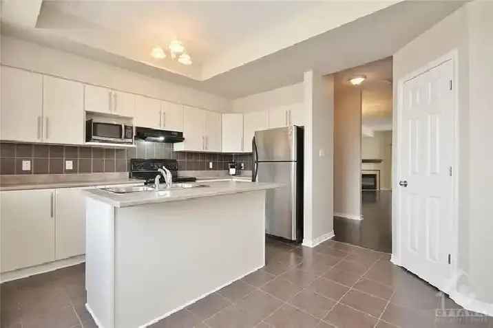 2BR 1.5BA Townhouse in Cummings St Laurent Available May 1st