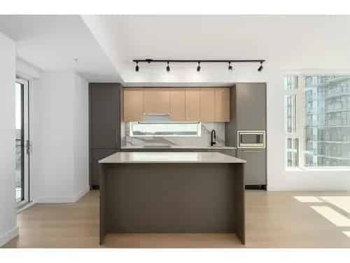 Surrey City Centre Condo 2 Bed 2 Bath 821 Sqft New Listing