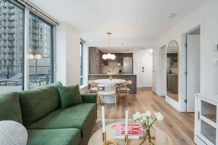 Yaletown Richards Living 1 Bed + Den - XL Patio - Renovated