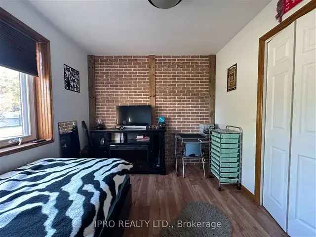 3-Bedroom Raised Bungalow near Cambridge - Updated, Peaceful, & Spacious