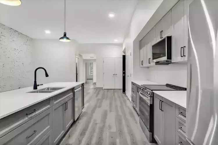 Downtown Peterborough 2 Bed 1 Bath Rental - Modern & Spacious