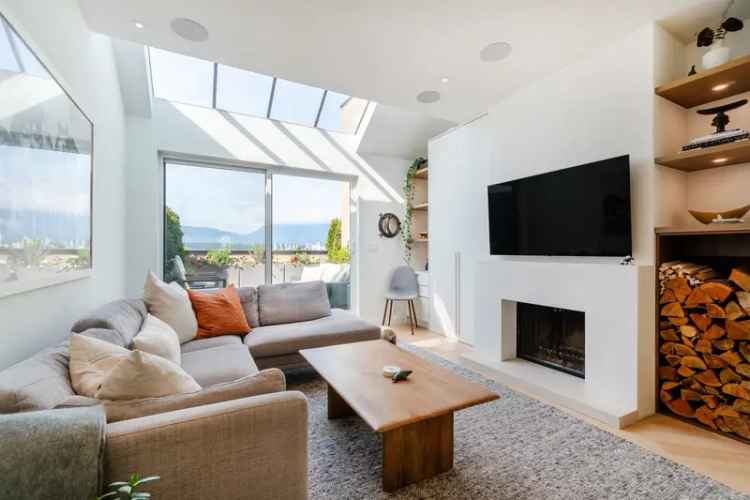 Kitsilano Penthouse 2-Bed 2-Bath Ocean View