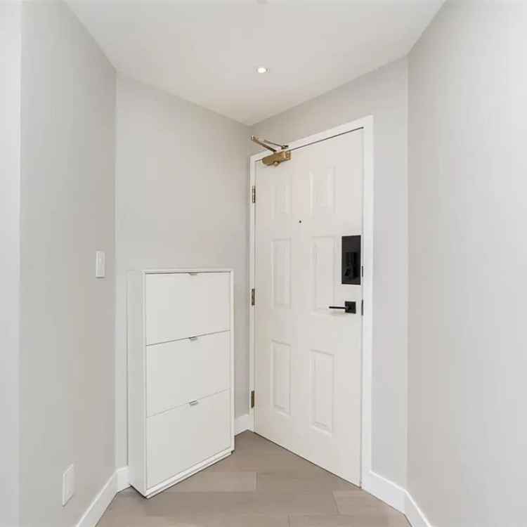 Spacious Renovated 2 Bed 2 Bath Corner Unit near Metrotown