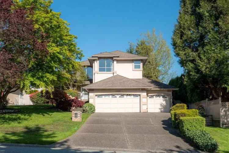Fairway Estates Family Home - Triple Garage - Finished Basement