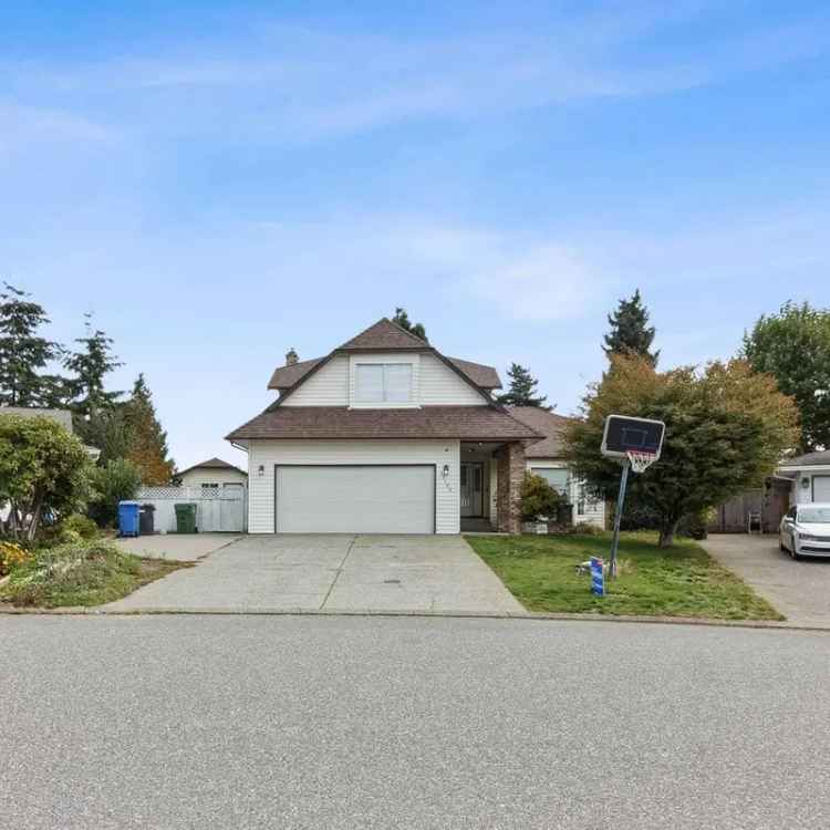 3 Level House with Mountain View Recent Renovation Near Amenities