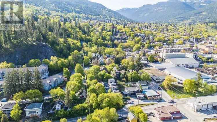 Nelson BC Heritage Home: 3 Beds, 3 Baths, Mountain Views
