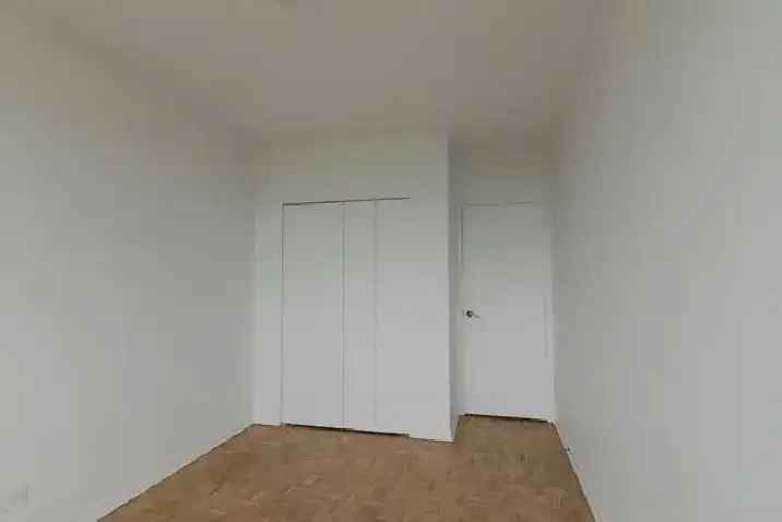 961 sq ft 2-Bedroom Apartment in Outremont