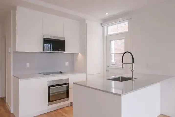 Renovated 2 Bedroom Apartment Near Cote des Neiges Metro