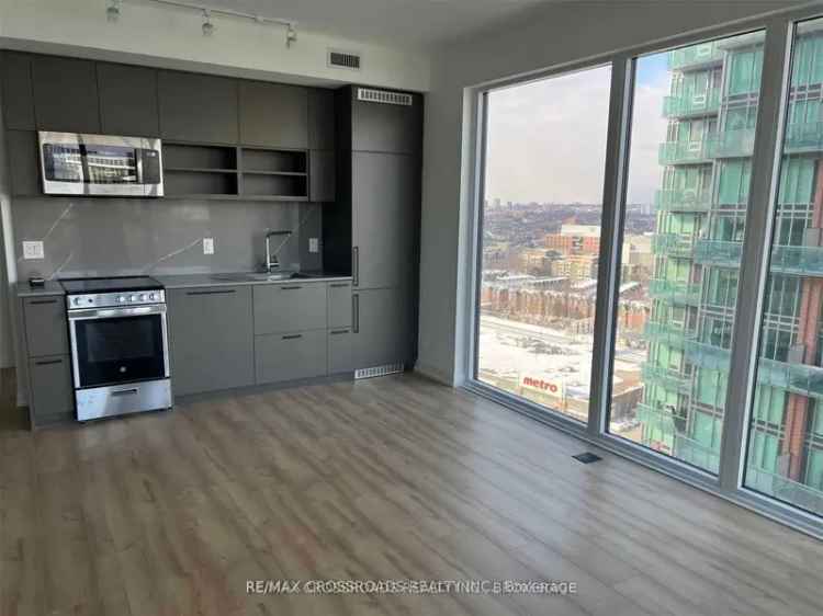 Rent luxury 1 bedroom suite in Liberty Market Tower with lake view