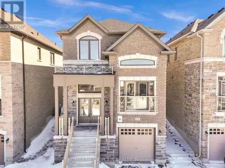 Stunning 3-Bed 3-Bath Detached Home Modern Finishes