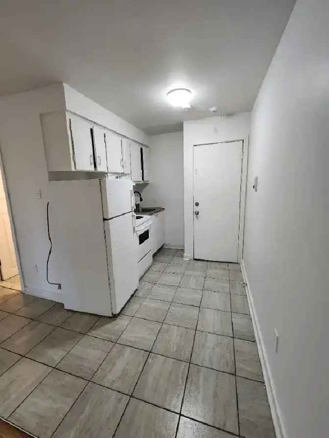 Grand Appartement 3 1/2 à louer Montréal près métro Saint-Michel