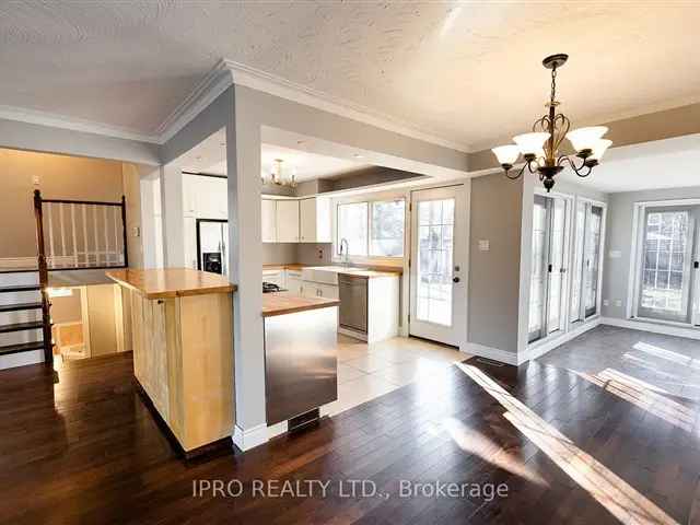 Oakville Family Home: 3 Beds, 2 Baths, Peaceful Neighborhood