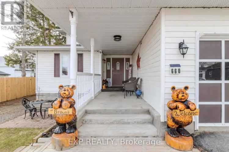 Spacious Family Home in Cardinal Near St Lawrence River