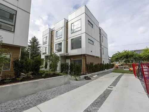 Luxury Townhouse Near King George Skytrain Surrey BC