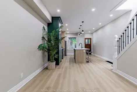 3 rooms house of 701 m² in Toronto