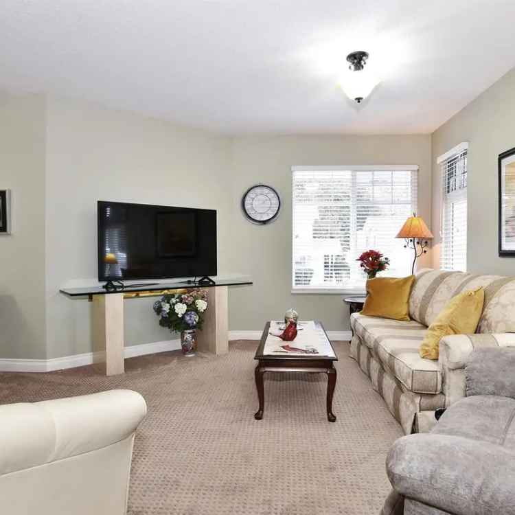 Abbotsford Townhouse 3 Bed 2.5 Bath 1735 sq ft