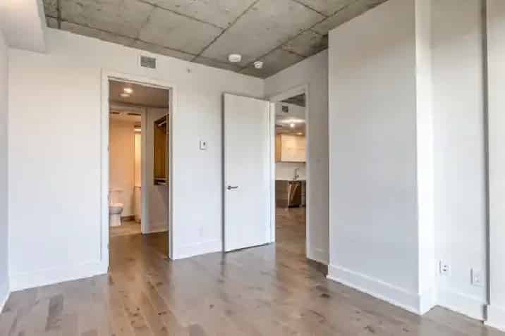 Griffintown 2-Bedroom Condo with Garage Gym and Pool