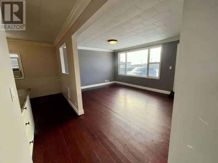 2 Bedroom Renovated Home Near Amenities