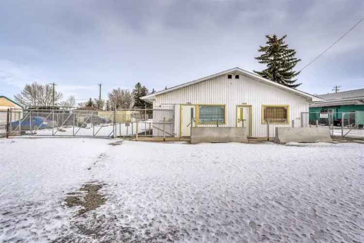 Retail For Sale in 228, Centre Street, Kinuso, Alberta