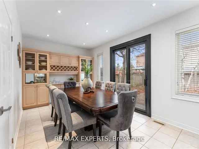 5 Bedroom Detached Home - Family Friendly Neighborhood