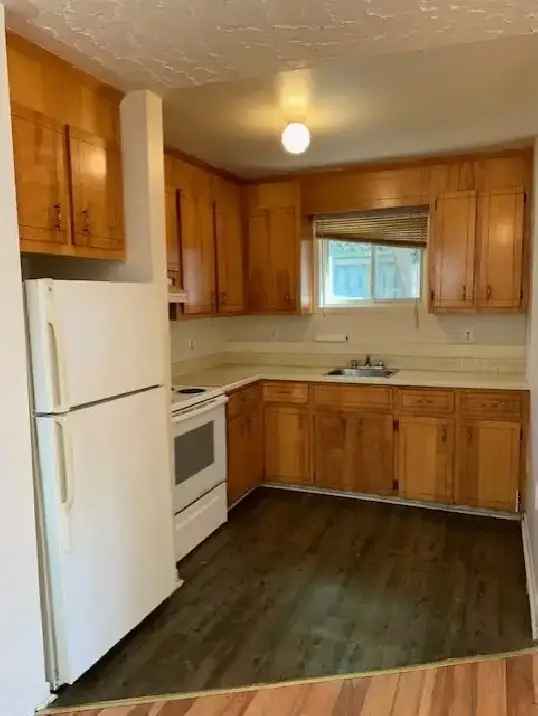 2 Bedroom Hydrostone Apartment - 4 Appliances Laminate Flooring