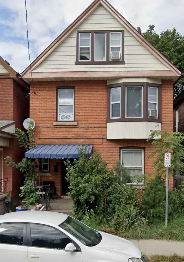 House For Sale in Hamilton, Ontario