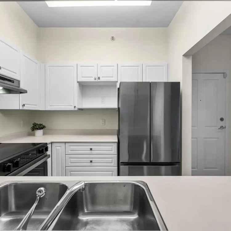 Kerrisdale Condo - 1 Bed + Den - Updated & Spacious