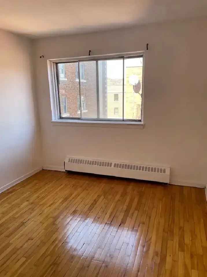 2 1/2 closed bedroom Westmount May June walk MUHC hospital Metro