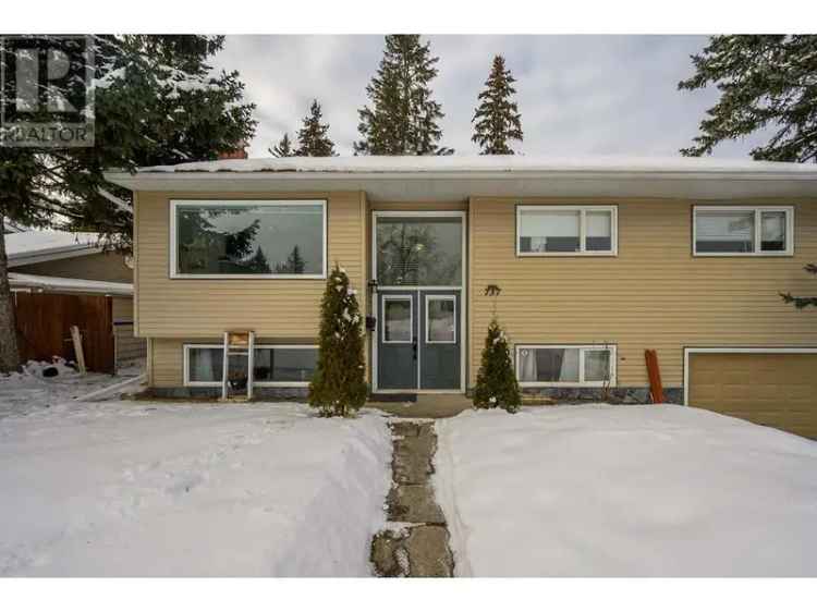 737 Summit Street: Well-Kept Home with Suites