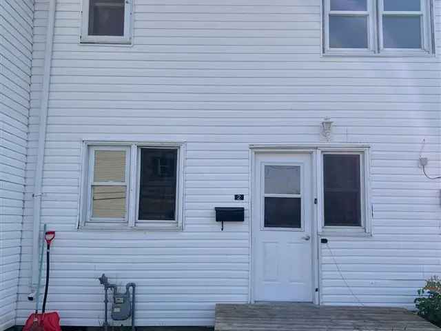 2 Bed 1 Bath Renovated Unit with Parking in Picton