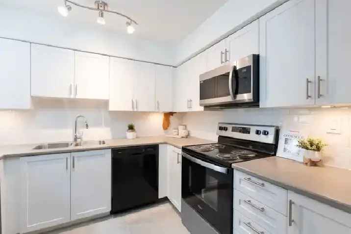 Beautiful, Modern and Fully Renovated 2 Bedroom Townhome in Osha