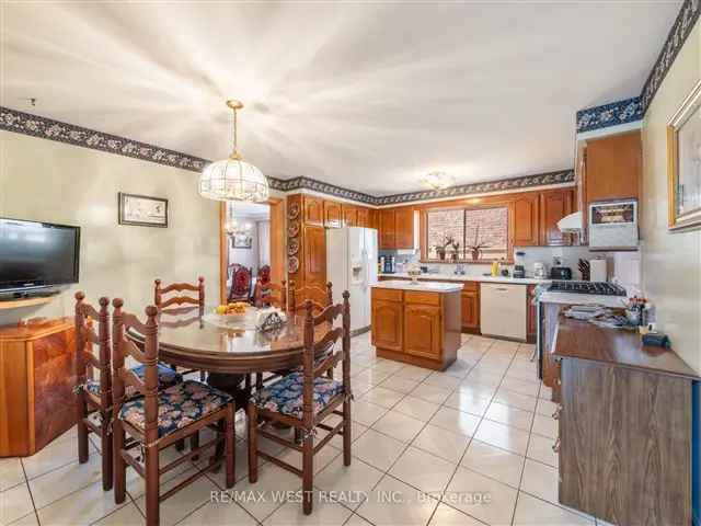 Spacious 4-Bed 3-Bath House Near Highways 400 407