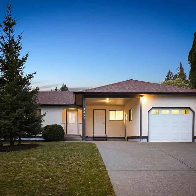 Downtown Comox Rancher - Updated & Convenient