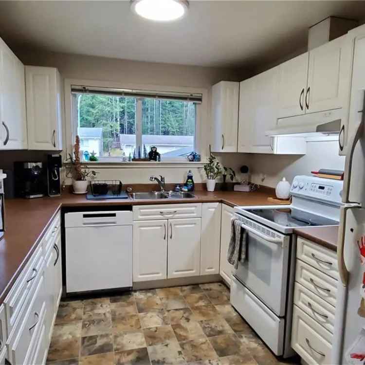 3 Bed Townhouse in Gold River No Strata Fees Updated Kitchen and Bath