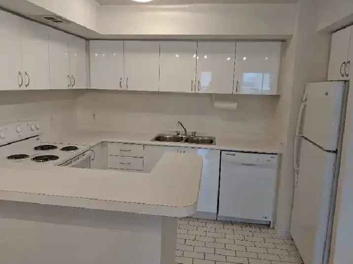 Spacious 1 bdrm apt on Front and Yonge - $2349 ALL INCLUSIVE