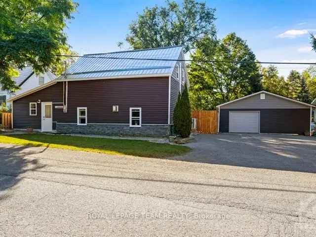 Charming 1830s Renovated Log Home in Merrickville