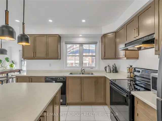 Large End Unit Townhome 5 Car Parking Near Amenities