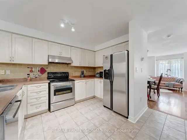 Townhouse For Sale in 2235, Hummingbird Way, Oakville, Ontario