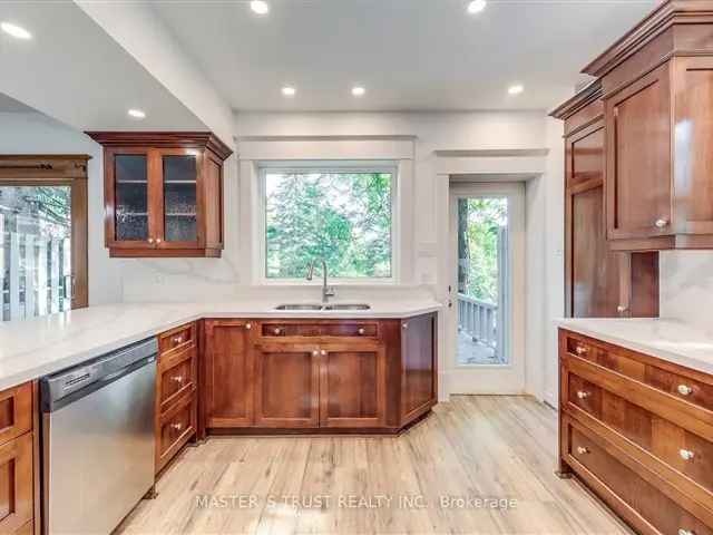 Beautiful Extra Large Home Near Yonge St and Go Train