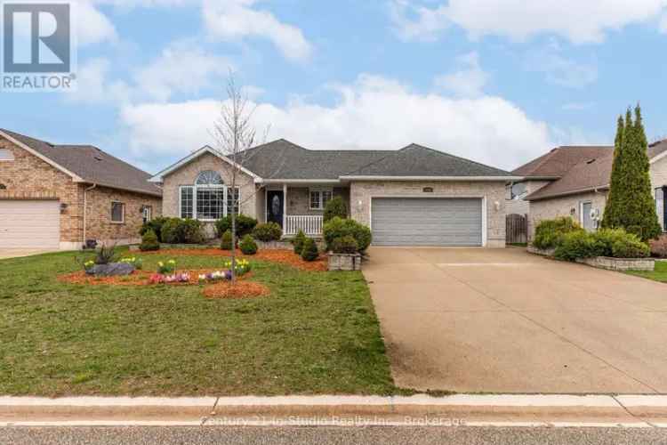 4 Bedroom 2 Bath Family Home in The Woods Port Elgin