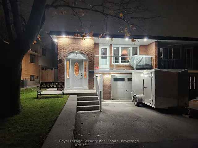 Streetsville Bungalow 3 Beds 2 Parking Spots Private Backyard