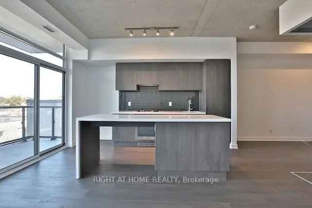 Rent Penthouse Property in Ossington with Private Terrace and Modern Design