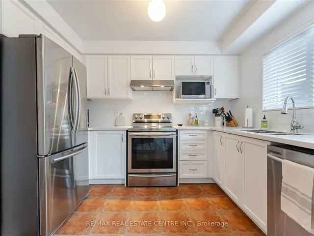 Spacious 2+1 Bedroom Townhome in Trendy Stock Yards Village