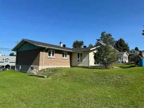 11 Room Brick Bungalow 3 Beds 2 Living Rooms Family Room