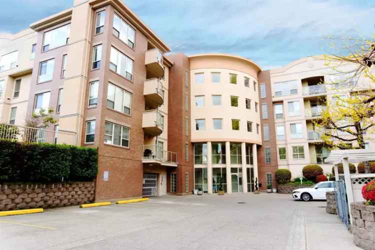 Spacious Condo near Park, Fully Upgraded