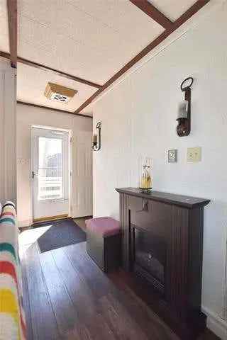 Lakefront Bungalow - 2 Bed, Open Concept, Fenced Yard