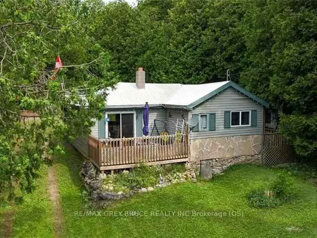 Lakefront Cottage in Stokes Bay Near Bruce Peninsula