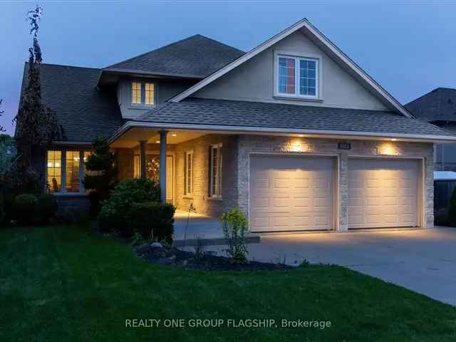 Niagara Falls Executive Home: Open Concept, Heated Garage, Landscaped Backyard